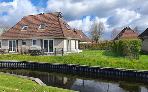 Bungalowpark It Wiid: Nuage, Plante, Ciel, L'Eau, Propriété, Bâtiment, Paysage Naturel, Arbre, Fenêtre, Lot Terre