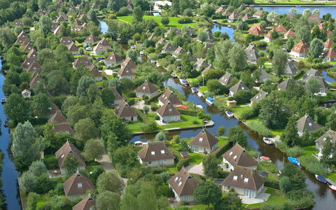Bungalowpark It Wiid: Propriété, L'Eau, Bâtiment, Paysage Naturel, Plante, Arbre, Design Urbain, Lot Terre, Végétation, Maison