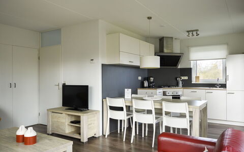 Bungalowpark It Wiid: Table, Meubles, Comptoir, Cabinetry, Bois, Cuisine, Éclairage, Électroménager, Design Intérieur, Sol