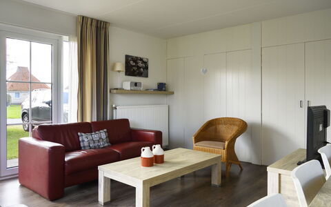 Bungalowpark It Wiid: Propriété, Meubles, Table, Bois, Confort, Canapé, Salon, Fenêtre, Sol, Sol