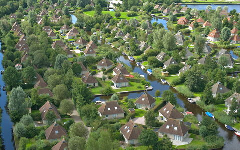 Bungalowpark It Wiid: Propriété, L'Eau, Bâtiment, Paysage Naturel, Plante, Arbre, Design Urbain, Lot Terre, Végétation, Maison