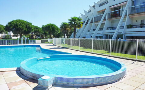 La Grande Motte 180: L'Eau, Ciel, Jour, Propriété, Plante, Bleu Azur, Piscine, Arbre, Architecture, Aqua
