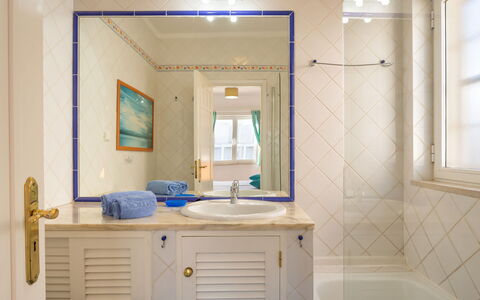 Villa Blue Ocean: Salle De Bains, Pièce, Armoire De Toilette, Propriété, Plafond, Design Intérieur, Accessoire Salle De Bain, Meubles, Mur, Sol