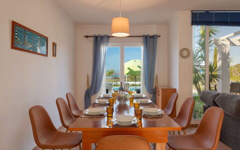 Villa Blue Ocean: Pièce, Salle À Manger, Meubles, Propriété, Design Intérieur, Table, Bâtiment, Immobilier, Jaune, Table Cuisine Et Salle A Manger