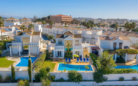 Villa Blue Ocean: Zone Résidentielle, Propriété, Quartier, Ville, Domicile, Immobilier, Maison, Ciel, Établissements Humains, Bâtiment