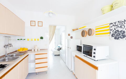 Villa Anna: Pièce, Propriété, Jaune, Meubles, Cuisine, Design Intérieur, Bâtiment, Orange, Maison, Cabinetry