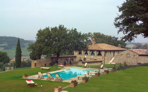 Villa Fontanelle: Ciel, Plante, L'Eau, Arbre, Bâtiment, Piscine, Lot Terre, Herbe, Nuage, Loisir