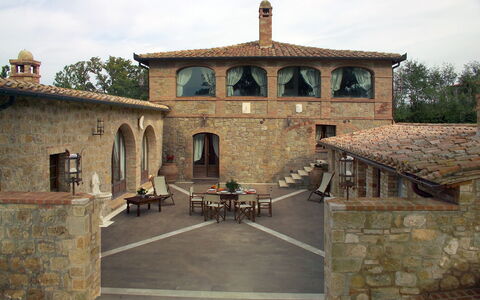 Villa Fontanelle: Ciel, Nuage, Arbre, Fenêtre, Toit, Façade, Zone Rurale, Paysage, Cambre, Ville