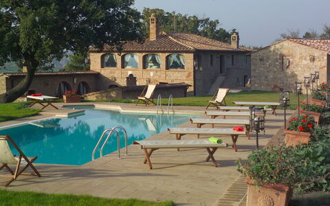 Villa Fontanelle: Plante, L'Eau, Propriété, Bâtiment, Ciel, Piscine, Arbre, Ombre, Mobilier De Jardin, Chaise