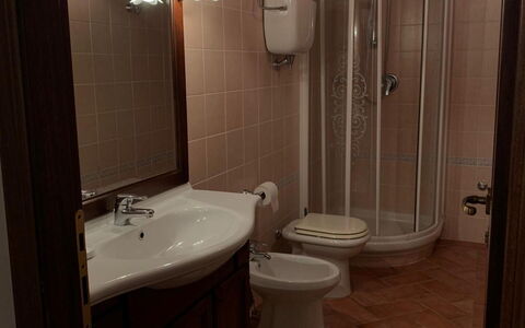 Villa Fontanelle: Luminaire Plomberie, Évier, Robinet, Propriété, Lavabo, Salle De Bains, Miroir, Violet, Bâtiment, Bois