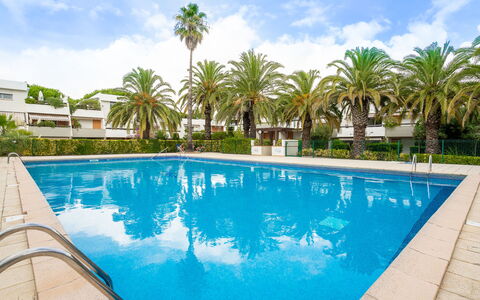 La Grande Motte 490: L'Eau, Nuage, Plante, Ciel, Piscine, Bleu Azur, Arbre, Arecales, Loisir, Ombre