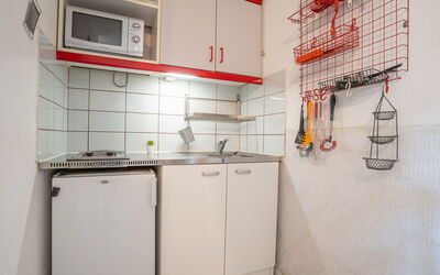 Les Cyprianes 490.3: Cabinetry, Propriété, Evier, Produit, Appareil De Cuisine, Étagère, Évier, Cuisine, Réfrigérateur, Rayonnage
