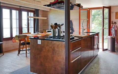 Chalet la Frêtaz: Meubles, Bâtiment, Bois, Fenêtre, Sol, Cabinetry, Sol, Table, Plante, Dur