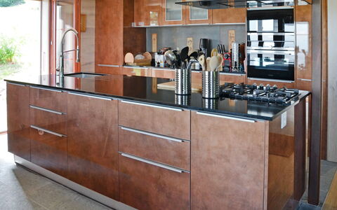 Chalet la Frêtaz: Comptoir, Cabinetry, Meubles, Bâtiment, Vaisselle, Étagère, Cuisine, Bois, Rayonnage, Appareil De Cuisine