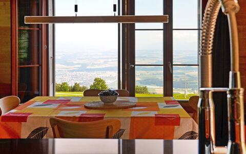 Chalet la Frêtaz: Table, Meubles, Propriété, Ciel, Fenêtre, Bâtiment, Lumière, Bois, Design Intérieur, Plante