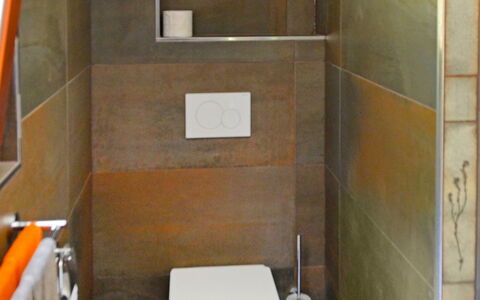 Chalet la Frêtaz: Marron, Toilette, Salle De Bains, Bâtiment, Luminaire Plomberie, Violet, Bois, Sol, Sol
