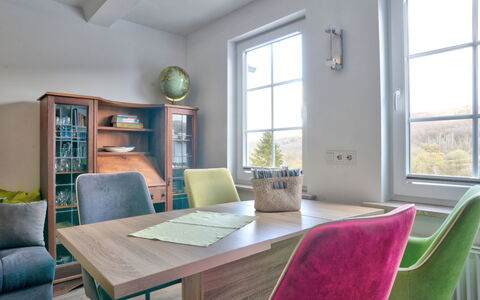 Phileas: Meubles, Table, Fenêtre, Propriété, Bâtiment, Chaise, Vert, Bois, Plante, Design Intérieur