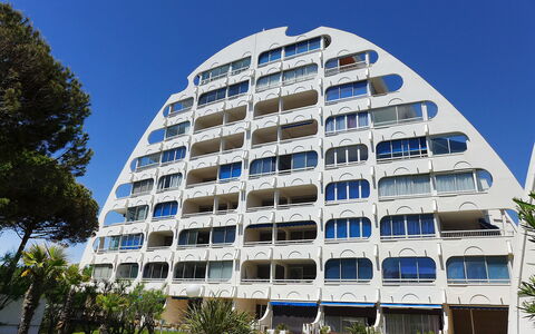 La Grande Motte 600: Ciel, Bâtiment, Plante, Arbre, Design Urbain, Bloc Tour, Zone Résidentielle, Façade, Bâtiment Commercial, Ville