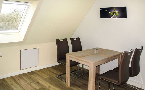 Zum Katzengrund Ii: Pièce, Meubles, Propriété, Table, Sol, Design Intérieur, Plafond, Mur, Bâtiment, Dur