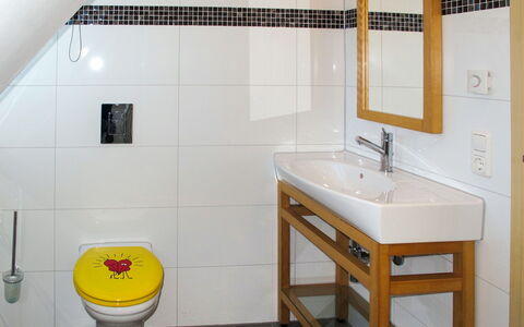 Zum Katzengrund Ii: Salle De Bains, Tuile, Propriété, Pièce, Toilette, Siège De Toilette, Sol, Mur, Jaune, Robinet