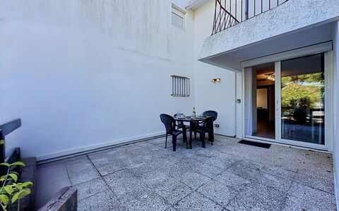 Dixie Land: Sol, Architecture, Sol, Porte, Béton, Appartement, Balcon, Daylighting, Plante D'Appartement, Cour