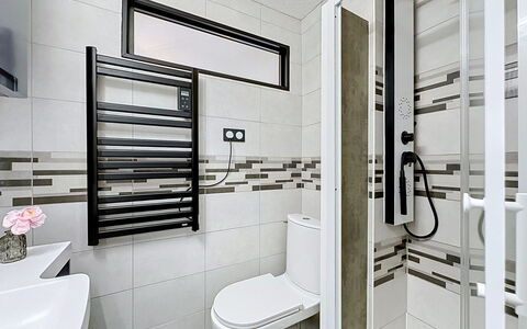 Dixie Land: Design Intérieur, Luminaire Plomberie, Sol, Salle De Bains, Sol, Plomberie, Toilette, Tuile, Évier, Verre