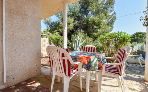 Burrito: Meubles, Propriété, Table, Chaise, Bleu Azur, Ombre, Plante, Mobilier De Jardin, Tableau De Plein Air, Bâtiment