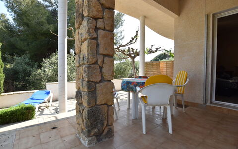 Oasis: Propriété, Bâtiment, Maison, Pièce, Immobilier, Sol, Domicile, Design Intérieur, Patio, Arbre