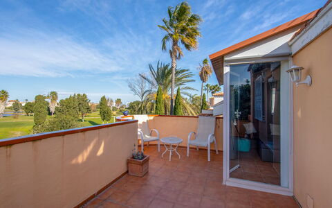 Golf Y Playa: Ciel, Nuage, Plante, Bâtiment, Arbre, Ombre, Porte, Pot De Fleur, Arecales, Bois