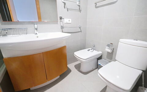 Zephyrus: Luminaire Plomberie, Siège De Toilette, Sol, Salle De Bains, Évier, Design Intérieur, Sol, Toilette, Lavabo, Robinet