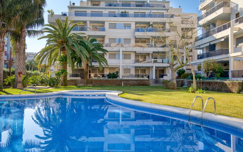 Zephyrus: L'Eau, Plante, Bâtiment, Jour, Propriété, Ciel, Fenêtre, Bleu Azur, Piscine, Bleu