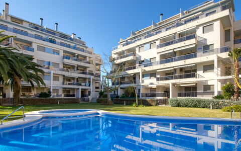 Zephyrus: L'Eau, Bâtiment, Plante, Jour, Ciel, Propriété, Fenêtre, Bleu Azur, Bleu, Piscine