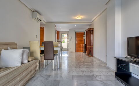 Zephyrus: Propriété, Meubles, Porte, Bâtiment, Bois, Design Intérieur, Sol, Sol, Salon, Mur