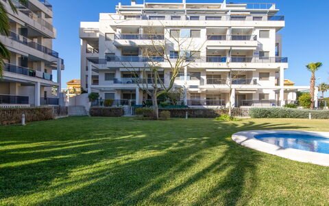 Zephyrus: Ciel, Bâtiment, Vert, Bleu Azur, Végétation, Design Urbain, Fenêtre, Condominium, Plante, Loisir