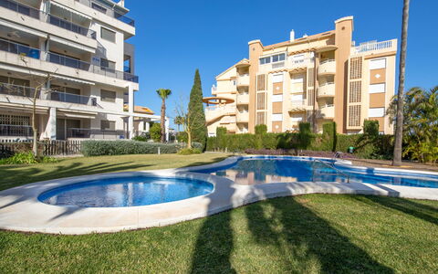 Zephyrus: Plante, Ciel, Bâtiment, Propriété, L'Eau, Bleu Azur, Piscine, Arbre, Design Urbain, Maison