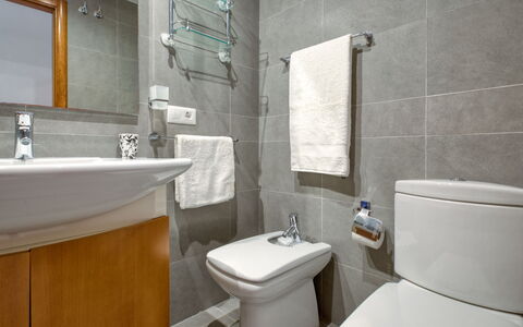 Zephyrus: Miroir, Robinet, Propriété, Évier, Luminaire Plomberie, Salle De Bains, Lavabo, Violet, Design Intérieur, Sol