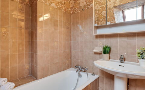 Ty Mam Goz: Salle De Bains, Propriété, Pièce, Tuile, Design Intérieur, Mur, Robinet, Immobilier, Bâtiment, Sol
