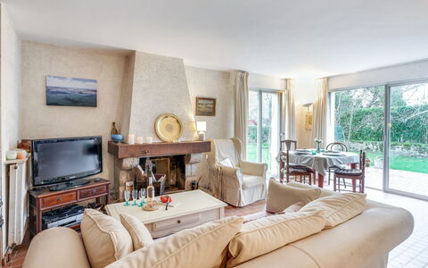 Ty Mam Goz: Salon, Propriété, Pièce, Meubles, Design Intérieur, Table Basse, Immobilier, Bâtiment, Table, Maison