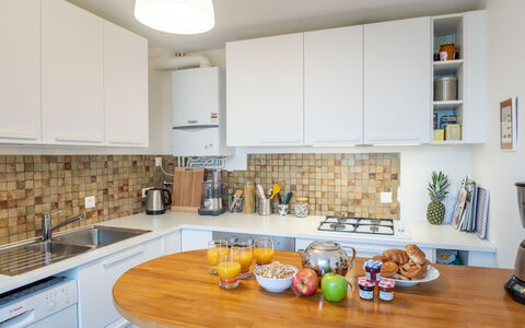 Ty Mam Goz: Comptoir, Pièce, Cuisine, Propriété, Meubles, Design Intérieur, Cabinetry, Domicile, Bâtiment, Maison