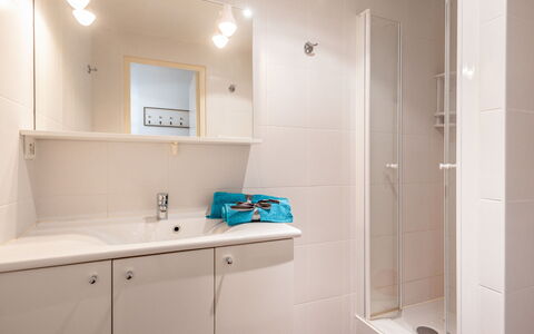 Quiberon 226: Salle De Bains, Pièce, Propriété, Design Intérieur, Maison, Sol, Accessoire Salle De Bain, Bâtiment, Tuile, Armoire De Toilette