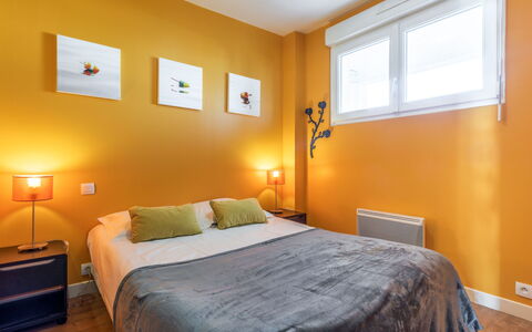 Quiberon 226: Chambre, Lit, Meubles, Pièce, Drap De Lit, Literie, Propriété, Plafond, Sol, Design Intérieur