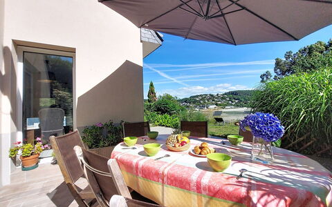 Meeresblick: Meubles, Parapluie, Chaise, Mobilier De Jardin, Table, Tableau De Plein Air, Ombre, Table Cuisine Et Salle A Manger, Eco Hôtel, Jardin