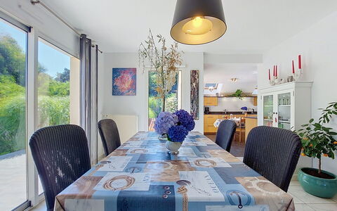 Meeresblick: Meubles, Design Intérieur, Chaise, Salle À Manger, Table, Sol, Table Cuisine Et Salle A Manger, Pièce, Textile, Sol