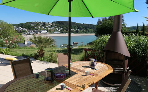 Meeresblick: Parapluie, Propriété, Table, Meubles, Patio, Tableau De Plein Air, Plate-Forme, Ombre, Table De Pique-Nique, Immobilier