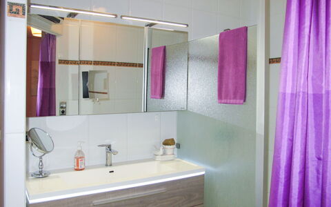 Meeresblick: Miroir, Robinet, Armoire De Toilette, Évier, Propriété, Lavabo, Luminaire Plomberie, Violet, Salle De Bains, Design Intérieur