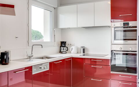 La Closerie des Tremieres: Pièce, Comptoir, Cuisine, Propriété, Cabinetry, Meubles, Rouge, Design Intérieur, Bâtiment, Cuisinière