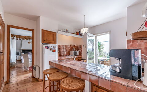 La Source: Propriété, Pièce, Meubles, Immobilier, Bâtiment, Design Intérieur, Maison, Cuisine, Sol, Comptoir