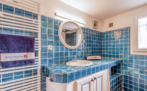 La Source: Bleu, Propriété, Salle De Bains, Pièce, Tuile, Immobilier, Design Intérieur, Architecture, Bleu Azur, Mur