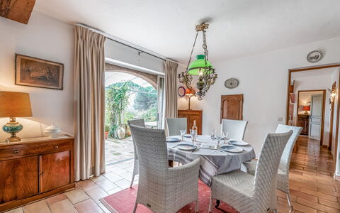 La Source: Propriété, Pièce, Meubles, Bâtiment, Design Intérieur, Salle À Manger, Immobilier, Maison, Sol, Table