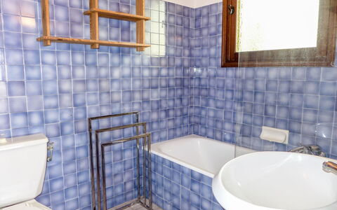 Le Romarin: Baignoire, Luminaire Plomberie, Propriété, Robinet, Bleu, Bleu Azur, Violet, Fenêtre, Salle De Bains, Design Intérieur